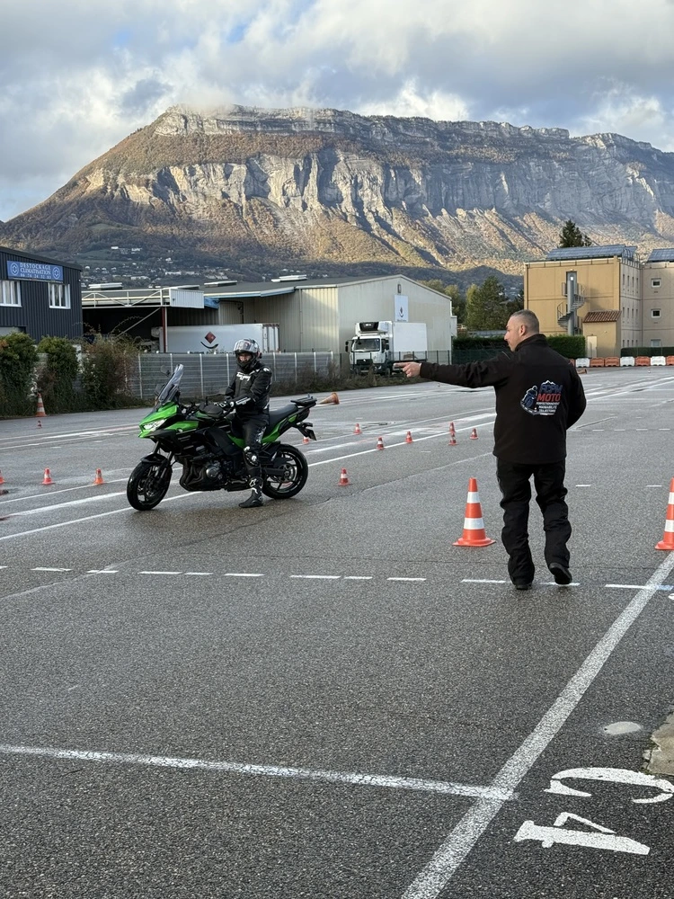 un instructeur qui explique à un motard